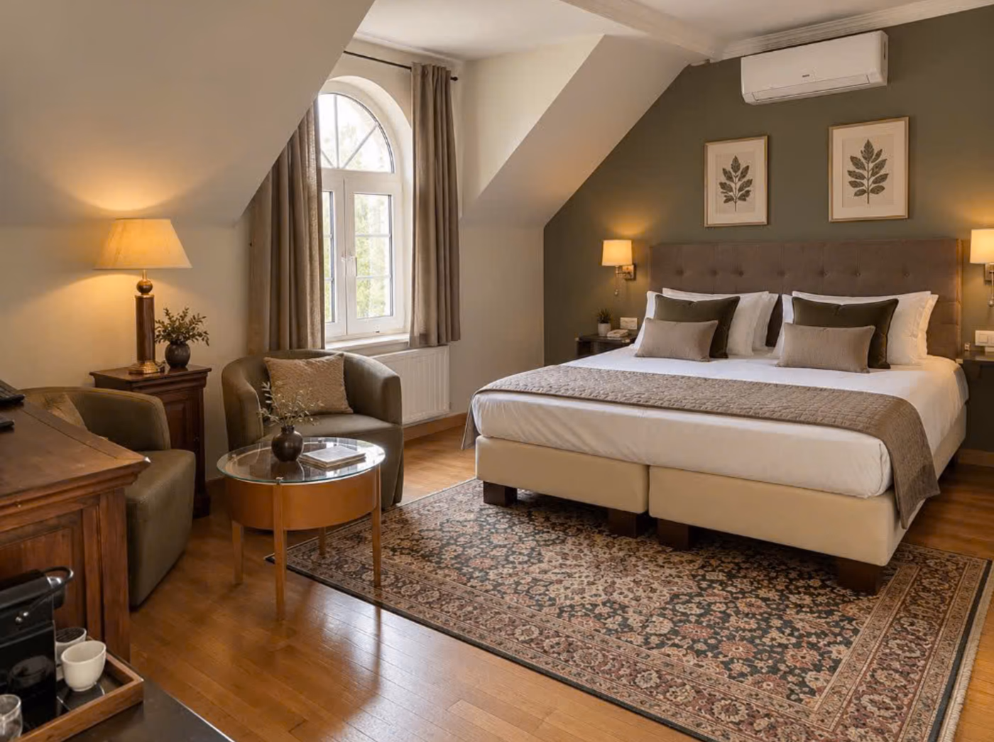 Hotelkamer met boogvenster en een tweepersoonsbed