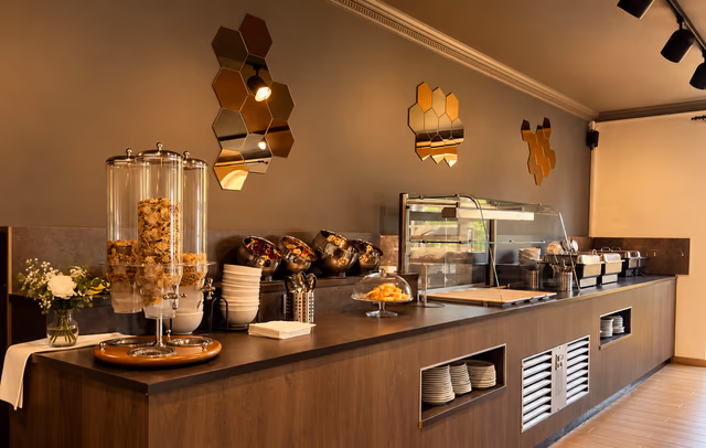 Een buffet met warme schalen en vers fruit